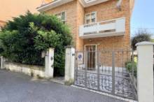 Vendita appartamento in villino bifamiliare con giardino Pesaro - Zona mare (AP940)